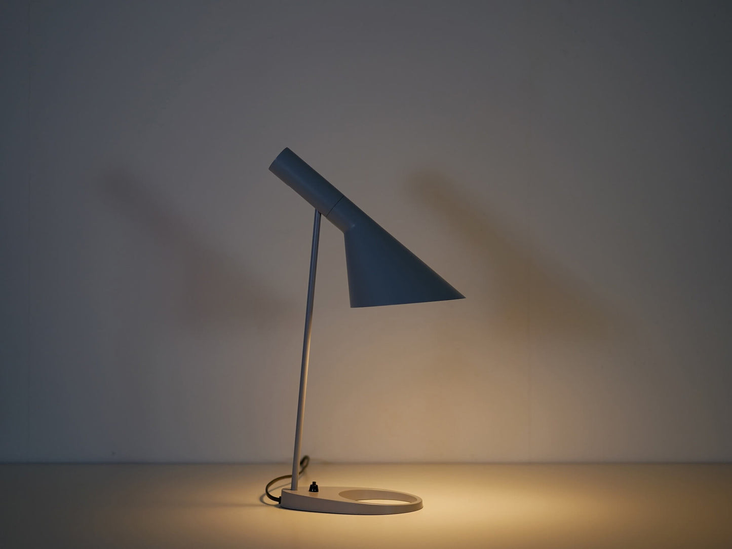 AJテーブル ライトグレー ルイス・ポールセン アルネ・ヤコブセン / AJ Table Light Grey Louis Poulsen Arne Jacobsen