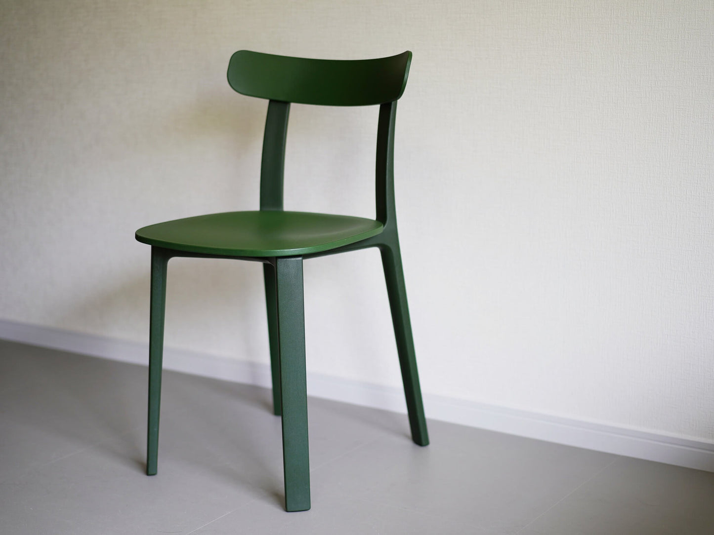 ジャスパーモリソンがデザインしたヴィトラのオールプラスチックチェア・アイビー・グリーン
