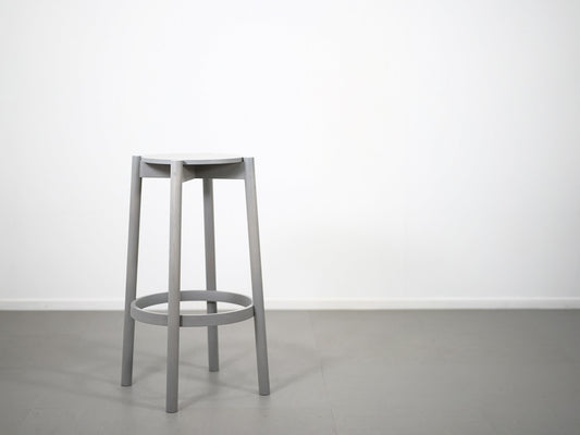 ビッグゲームがデザインしたカリモクニュースタンダードのキャストール・バースツール・グレイングレー