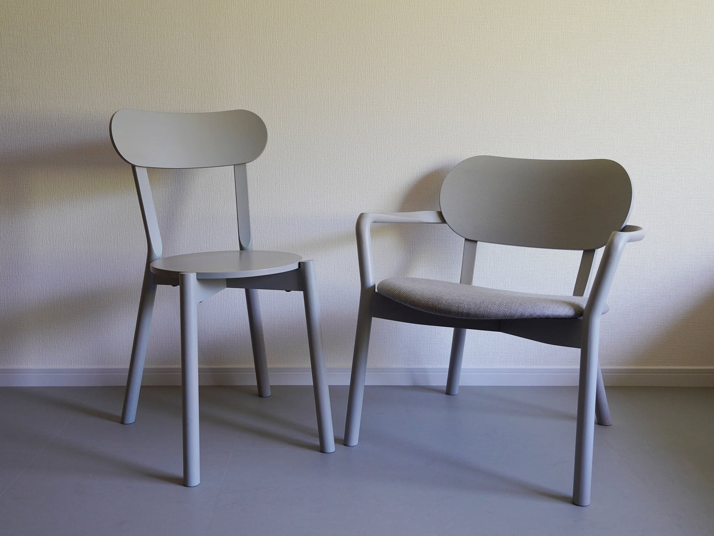 ビッグゲームがデザインしたカリモクニュースタンダードのキャストールチェア・グレー