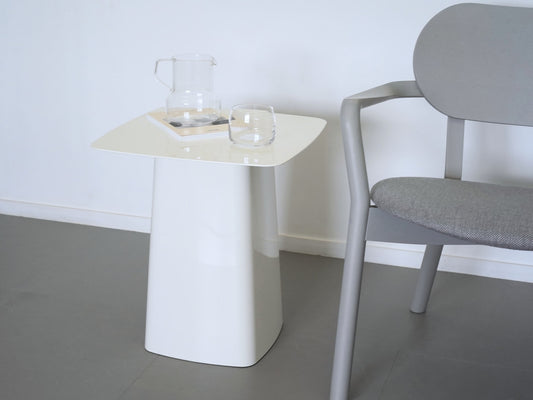 ロナン&エルワン・ブルレックがデザインしたヴィトラのメタルサイドテーブル・ミディアム