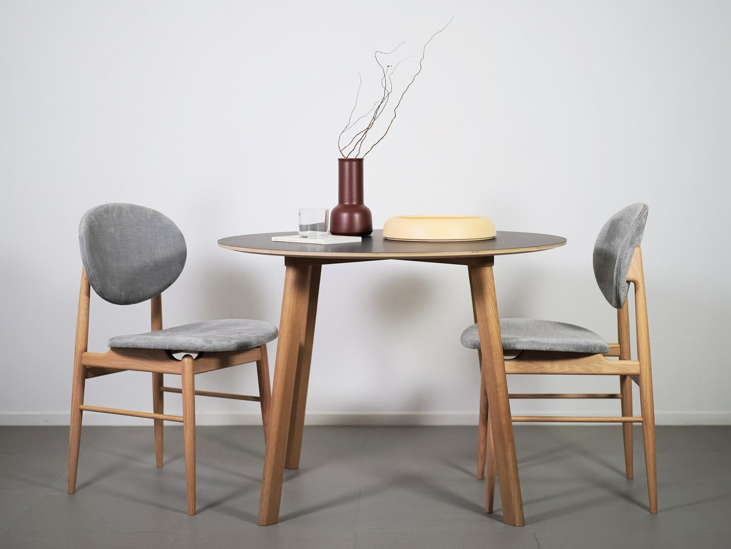 ノームアーキテクツがデザインしたARIAKEアリアケのアウトラインチェア・ホワイト・ナチュラル