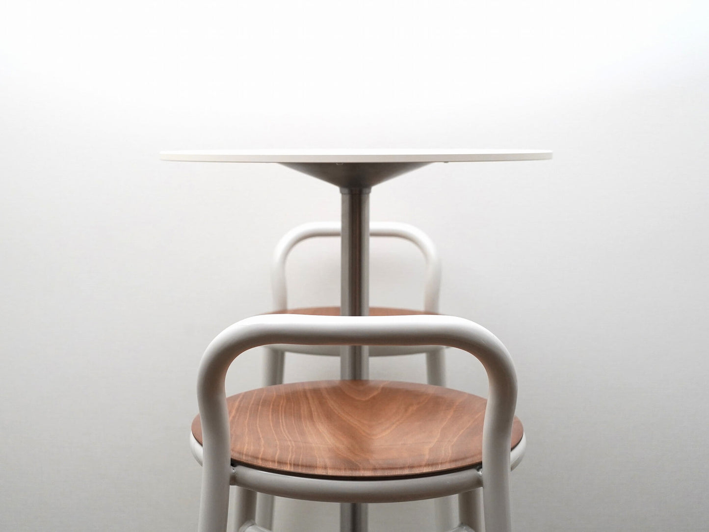 マジスのパイプスツールとパッセパトゥーテーブルのセット