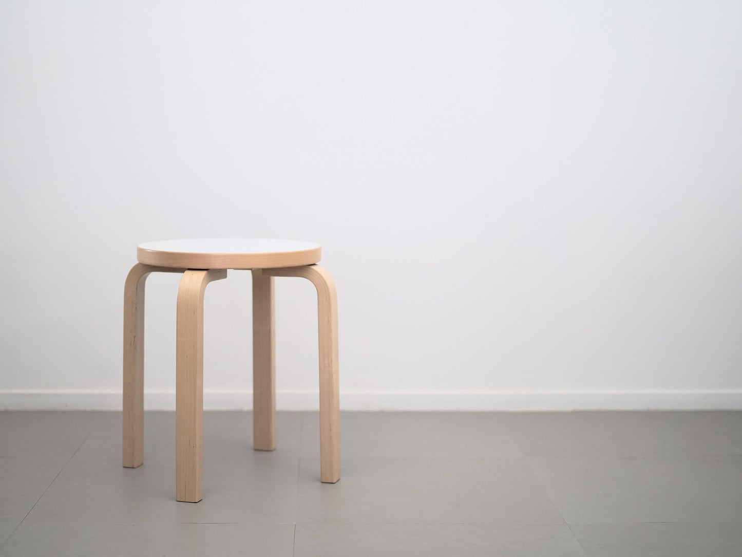 アアルトがデザインしたアルテックの4本脚スツールE60・ホワイトラミネート