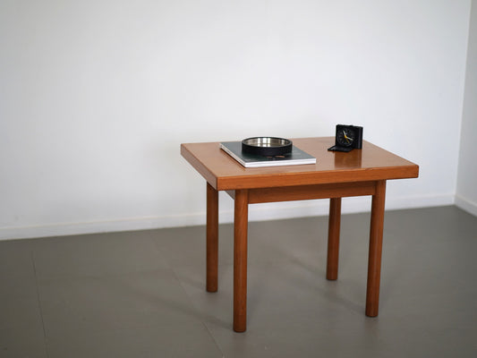 チークを使用したサイドテーブル