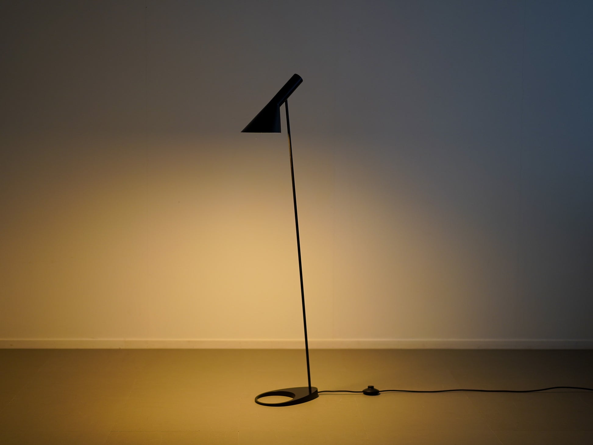 アルネ・ヤコブセンがデザインしたルイスポールセンの中古・ユーズドのAJフロアブラック