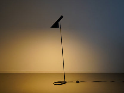 アルネ・ヤコブセンがデザインしたルイスポールセンの中古・ユーズドのAJフロアブラック