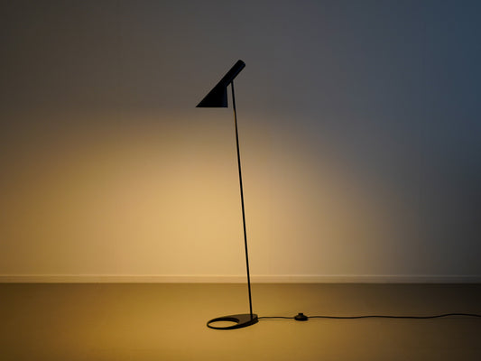 アルネ・ヤコブセンがデザインしたルイスポールセンの中古・ユーズドのAJフロアブラック