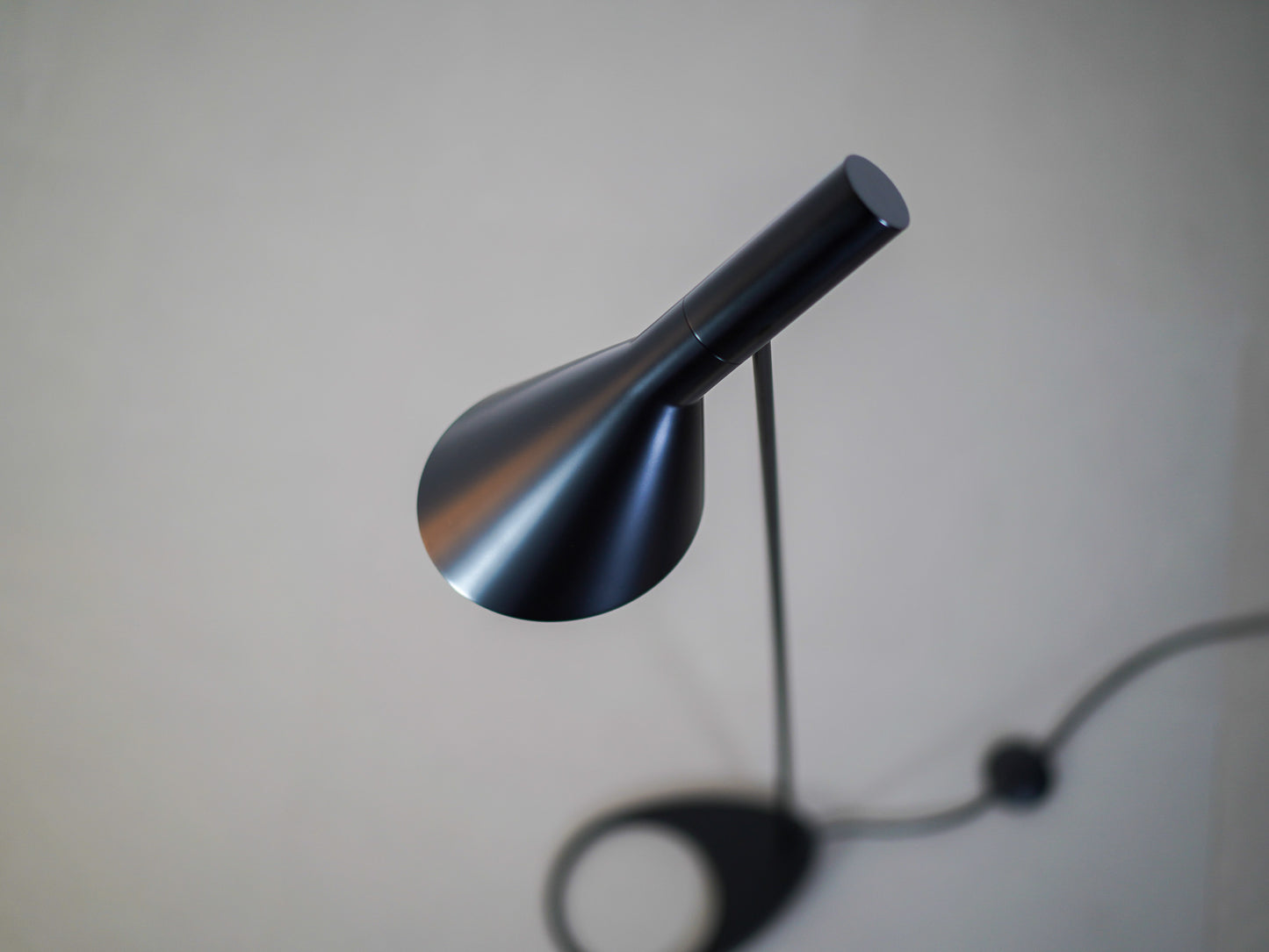 アルネ・ヤコブセンがデザインしたルイスポールセンの中古・ユーズドのAJフロアブラック