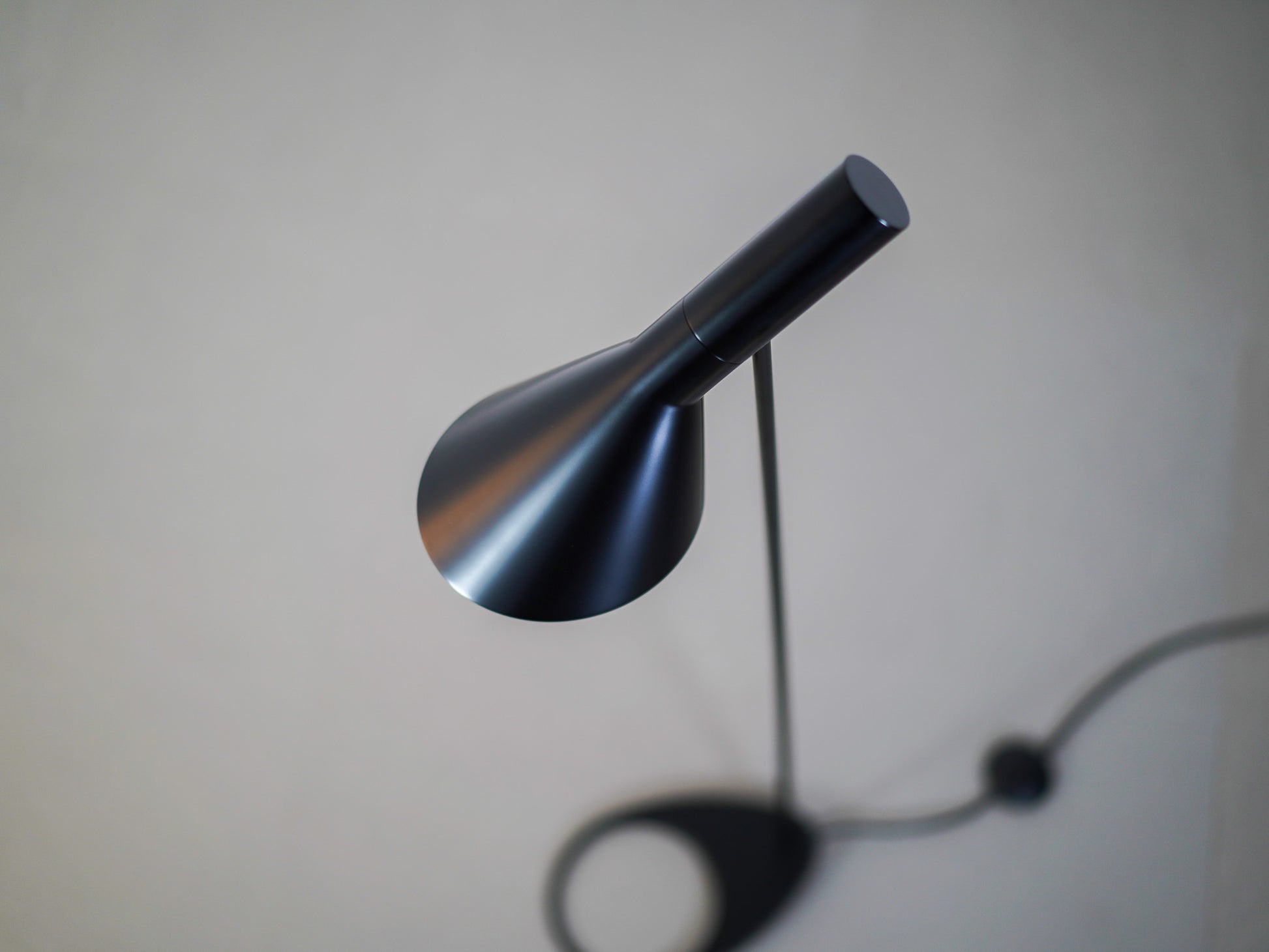 アルネ・ヤコブセンがデザインしたルイスポールセンの中古・ユーズドのAJフロアブラック