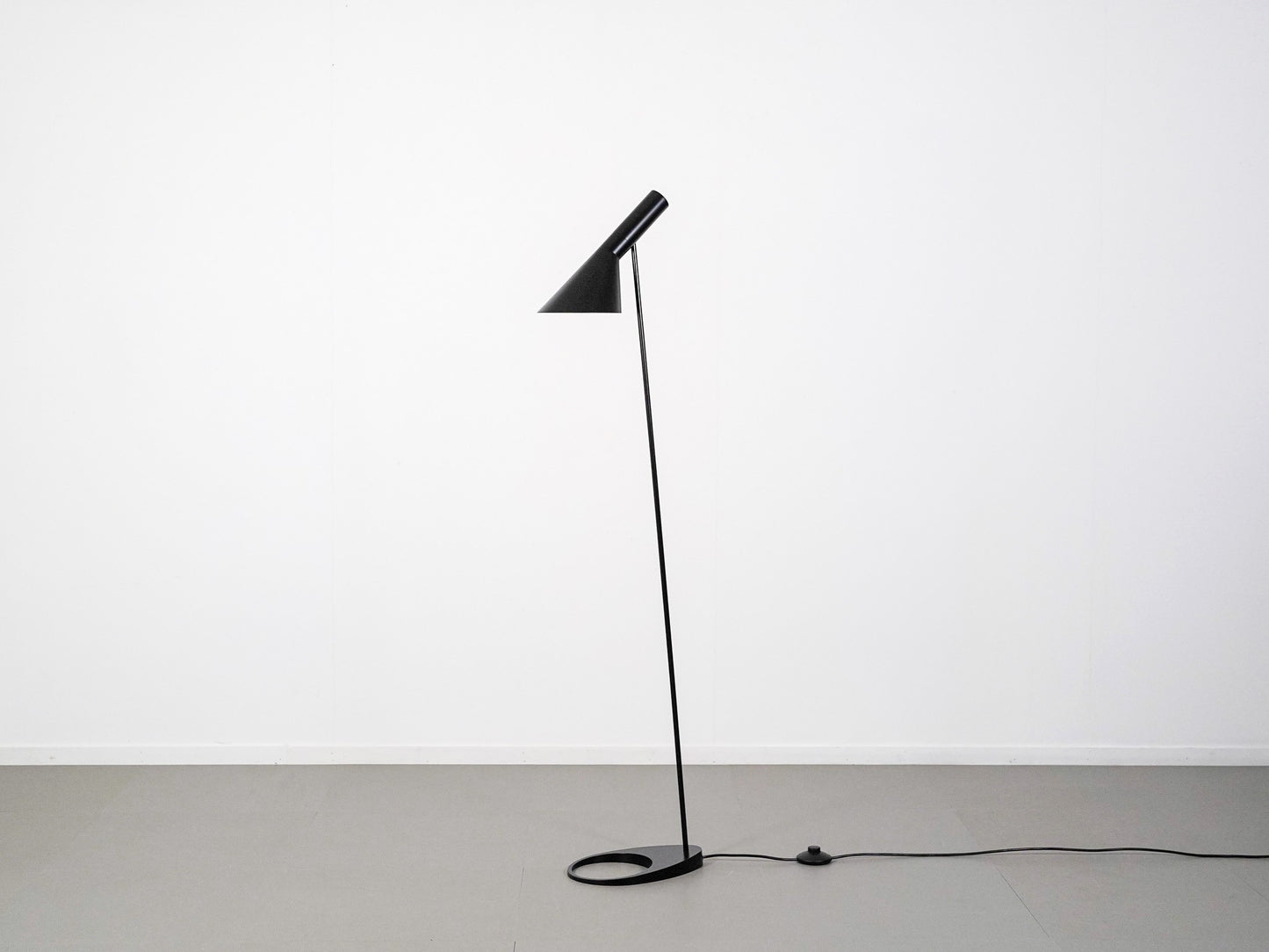 アルネ・ヤコブセンがデザインしたルイスポールセンの中古・ユーズドのAJフロアブラック