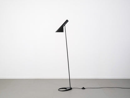 アルネ・ヤコブセンがデザインしたルイスポールセンの中古・ユーズドのAJフロアブラック