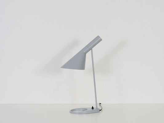 アルネ・ヤコブセンがデザインしたルイス・ポールセンの中古・ユーズドのAJテーブルランプ・ライトグレー