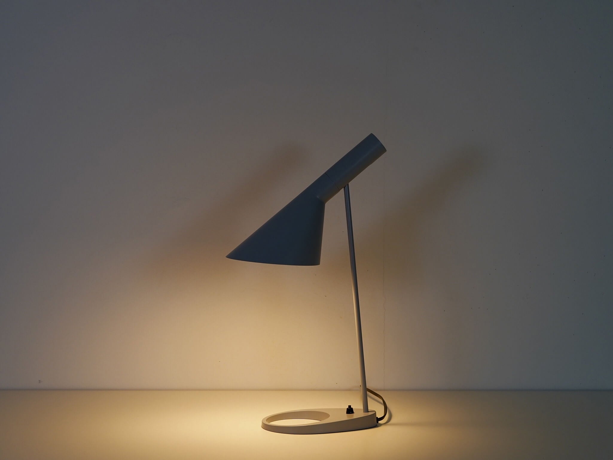 AJテーブル ライトグレー ルイス・ポールセン アルネ・ヤコブセン 中古