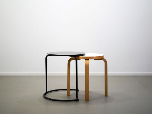 アイノ・アアルトがデザインしたアルテックの606サイドテーブルとスツール60