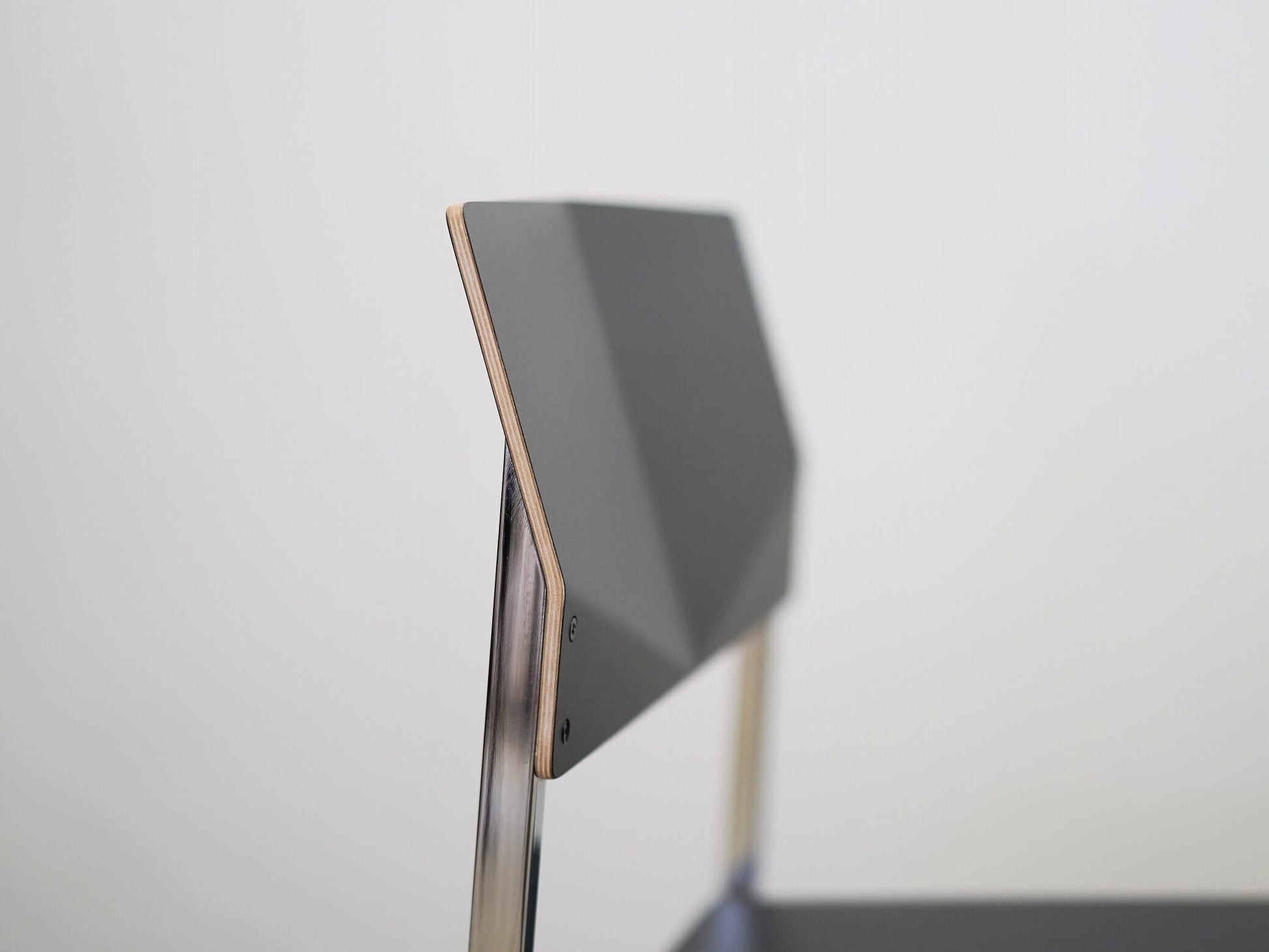 ミッコ・パーカネンがデザインしたアヴァルテのタイトスチェア