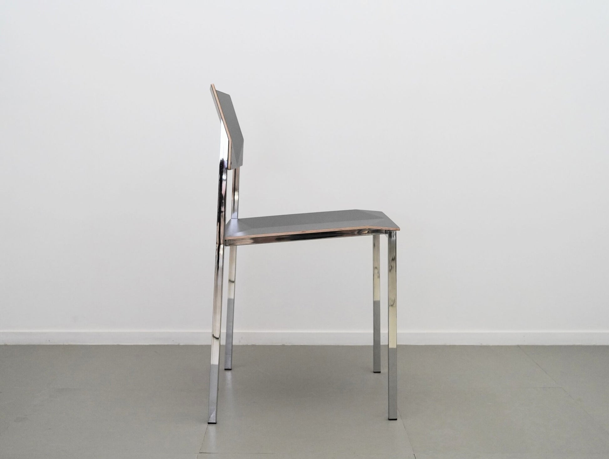 ミッコ・パーカネンがデザインしたアヴァルテのタイトスチェア