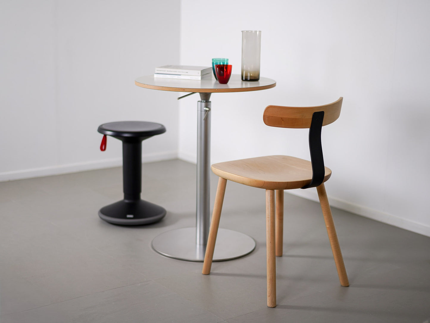 ブリオ モバイル ラウンドテーブル 昇降式 ホワイト / BRIO Mobile Adjustable Table Round