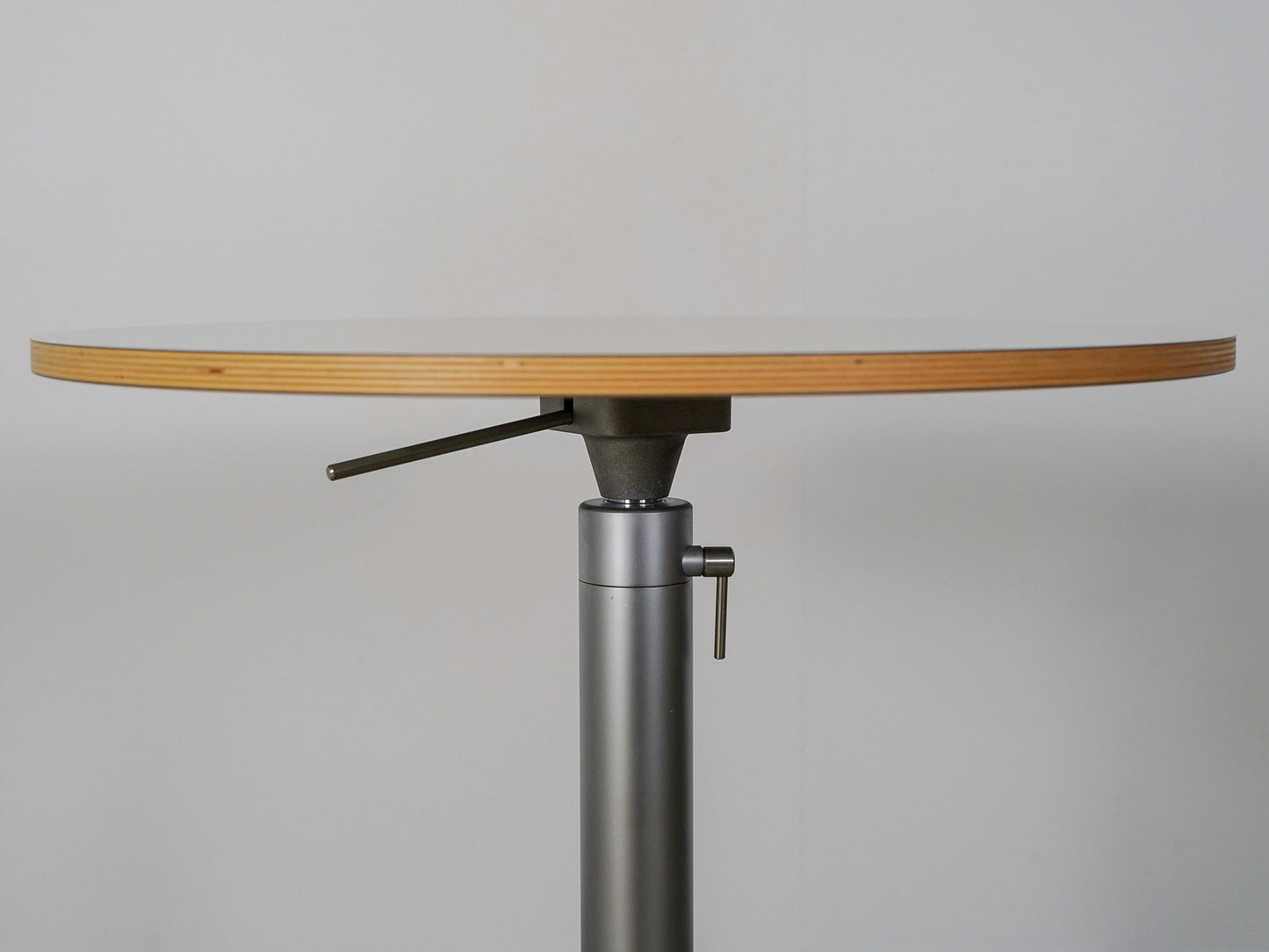 ブリオ モバイル ラウンドテーブル 昇降式 ホワイト / BRIO Mobile Adjustable Table Round