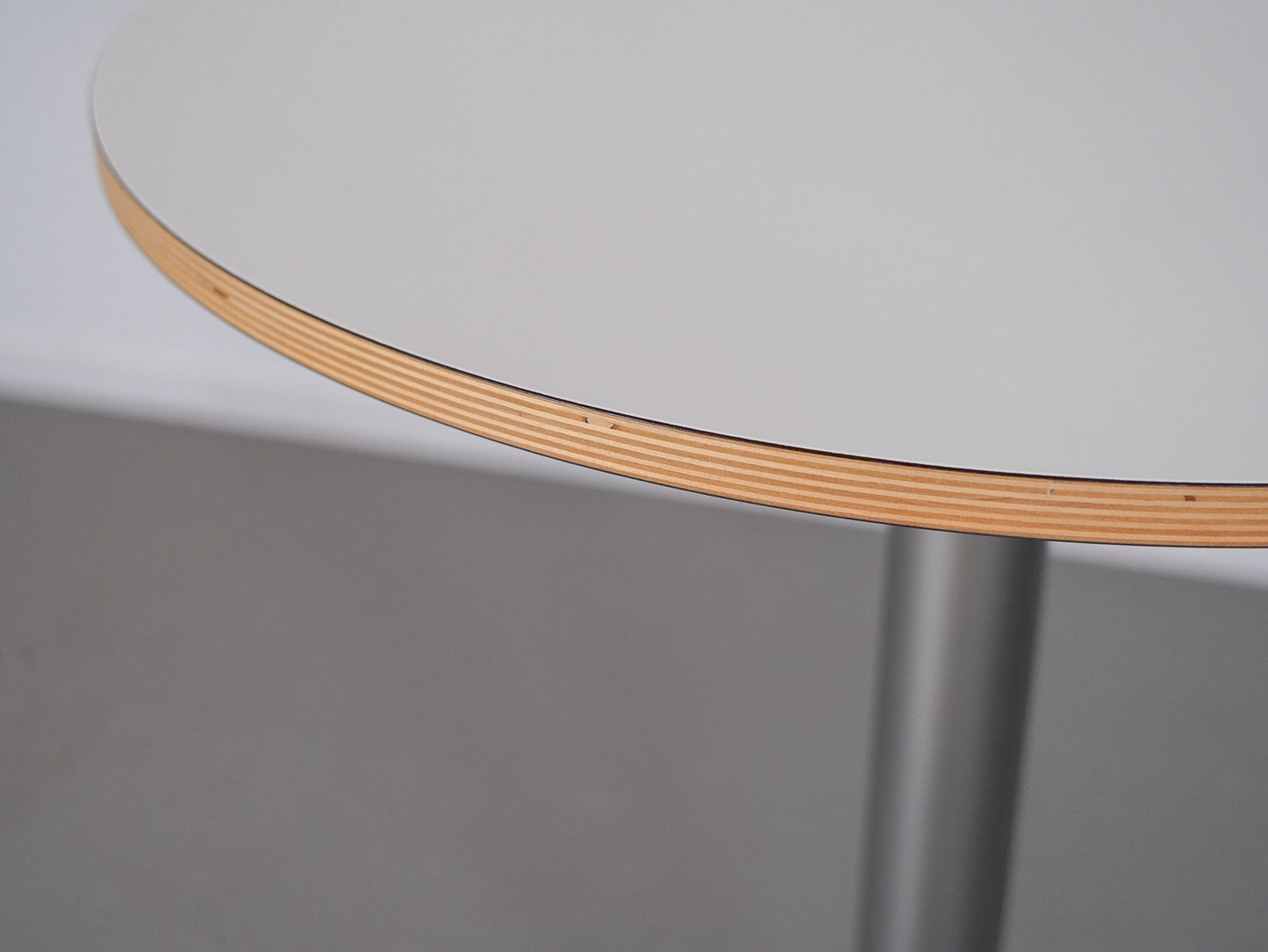 ブリオ モバイル ラウンドテーブル 昇降式 ホワイト / BRIO Mobile Adjustable Table Round