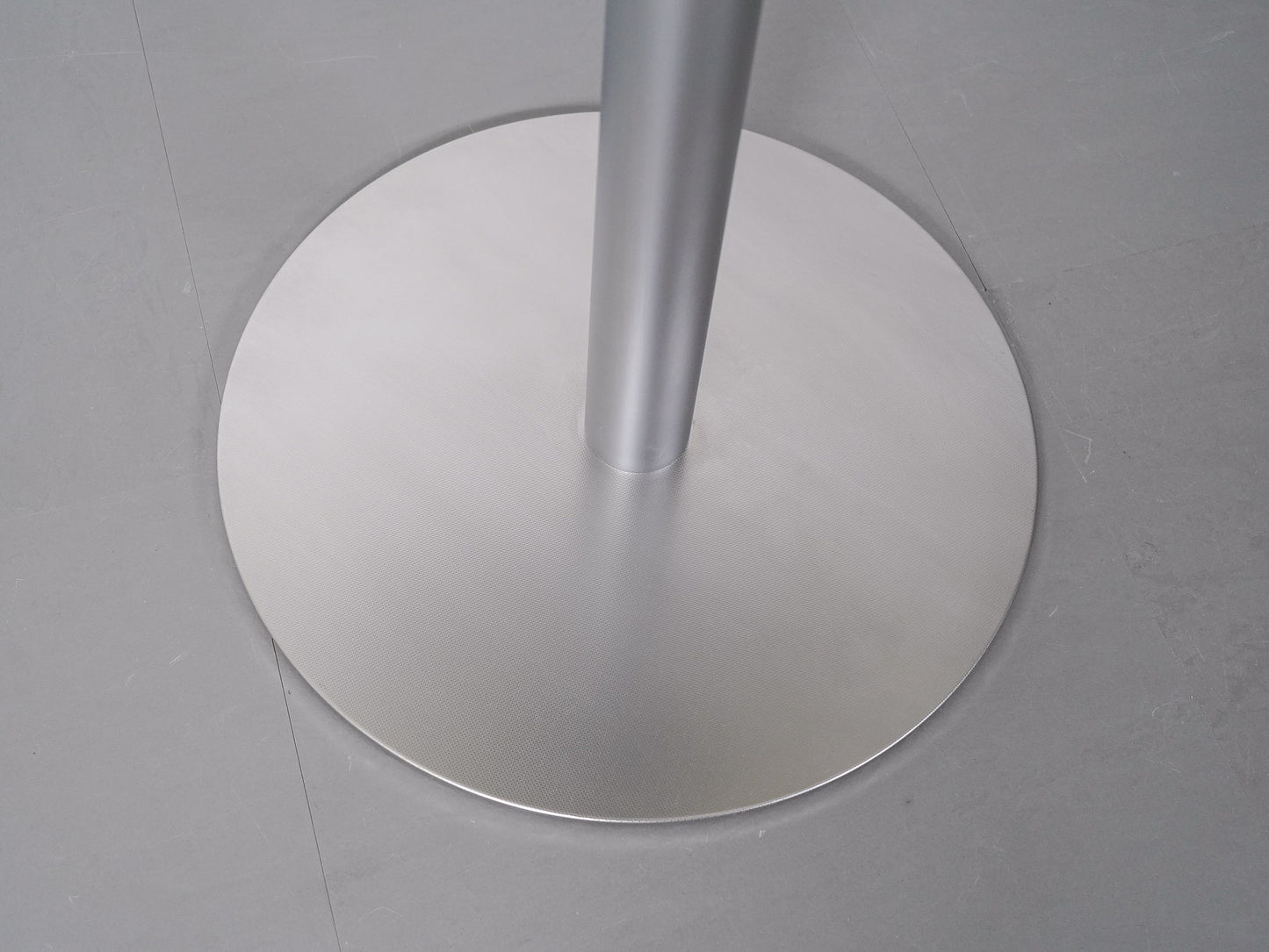 ブリオ モバイル ラウンドテーブル 昇降式 ホワイト / BRIO Mobile Adjustable Table Round