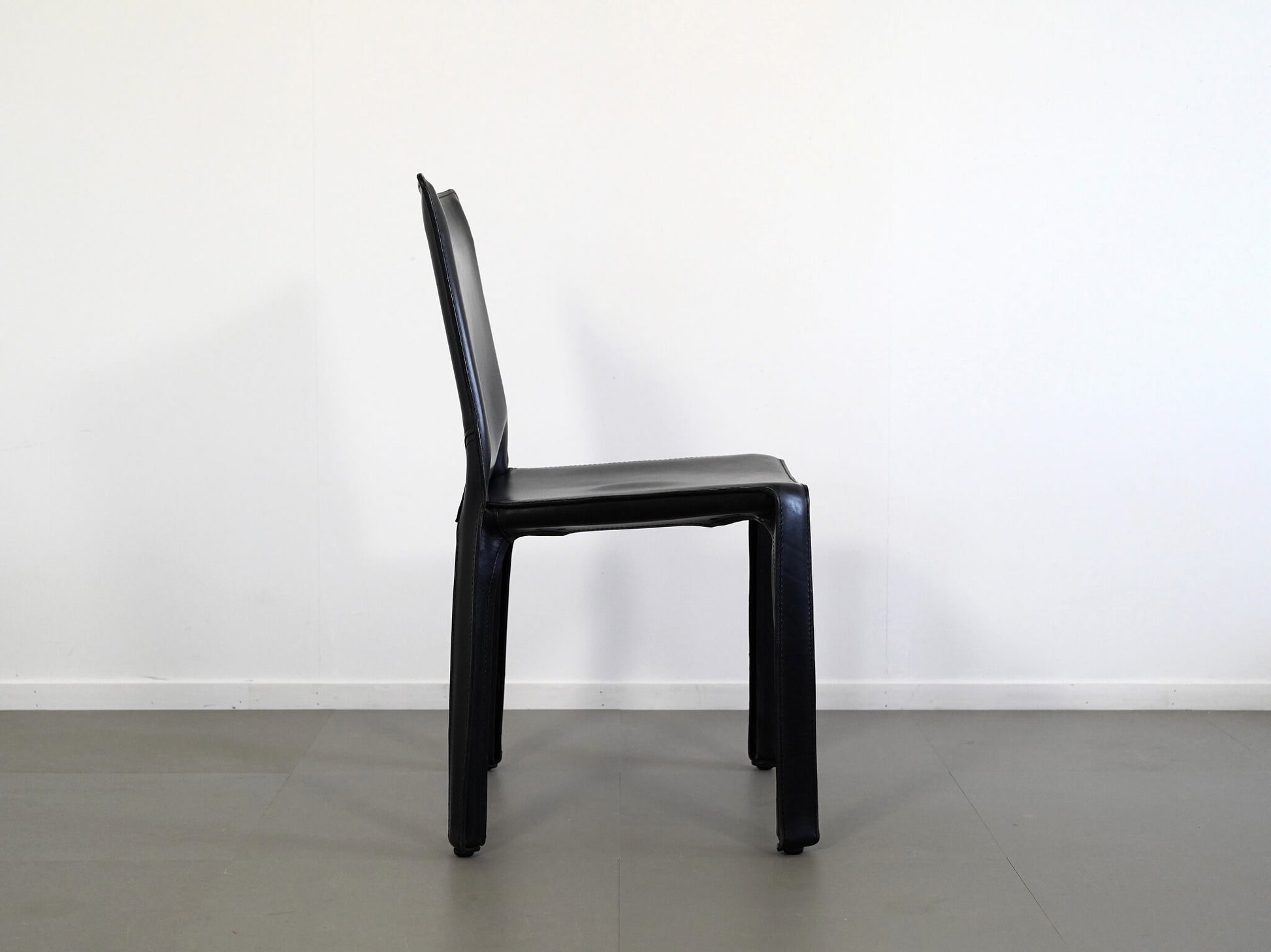 マリオ・ベリーニがデザインしたカッシーナのキャブチェア412・ブラック