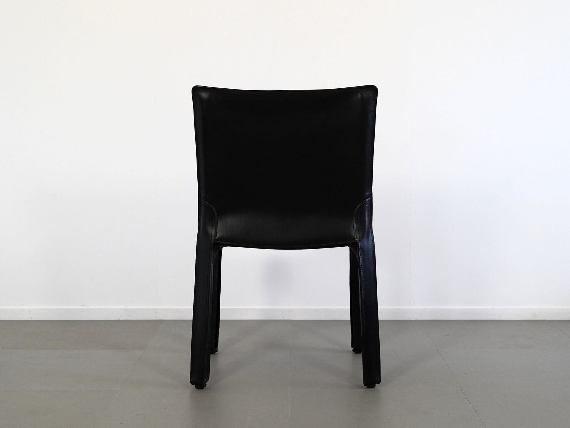 マリオ・ベリーニがデザインしたカッシーナのキャブチェア412・ブラック