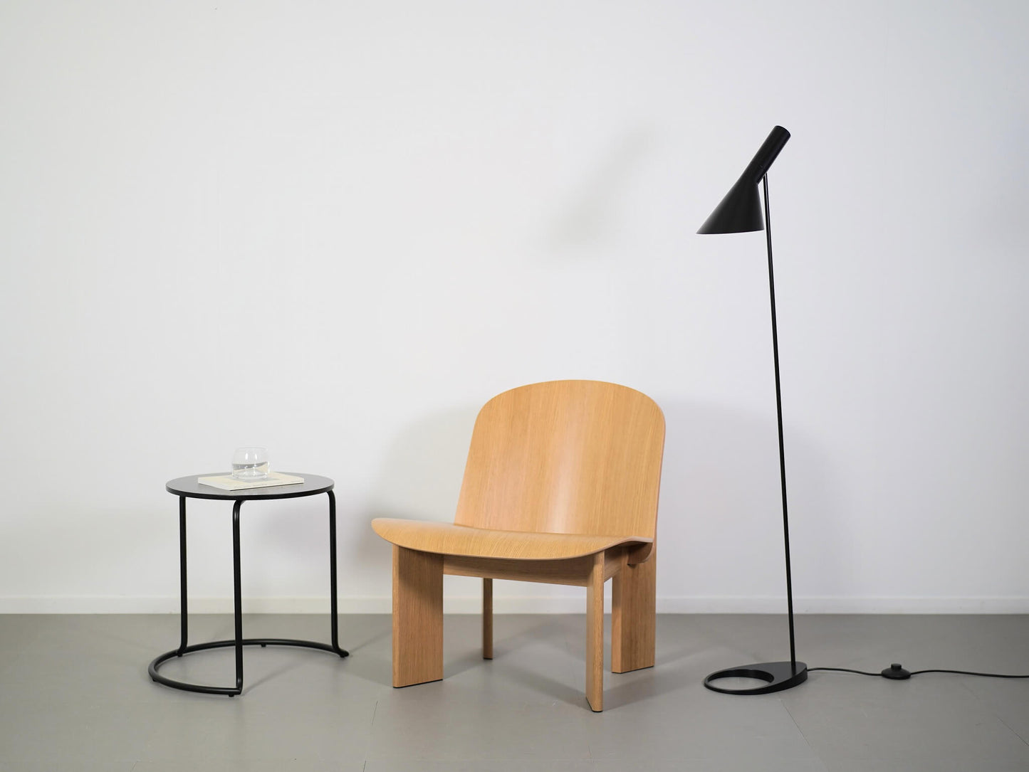 HAYのチゼルラウンジチェアとアルテックの606サイドテーブルとルイスポールセンのAJフロア