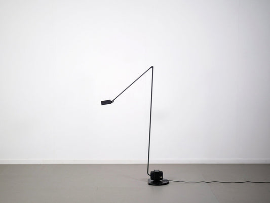 トマソ・チミニがでデザインしたルミナのダフィーネ・フロアランプ・ブラック