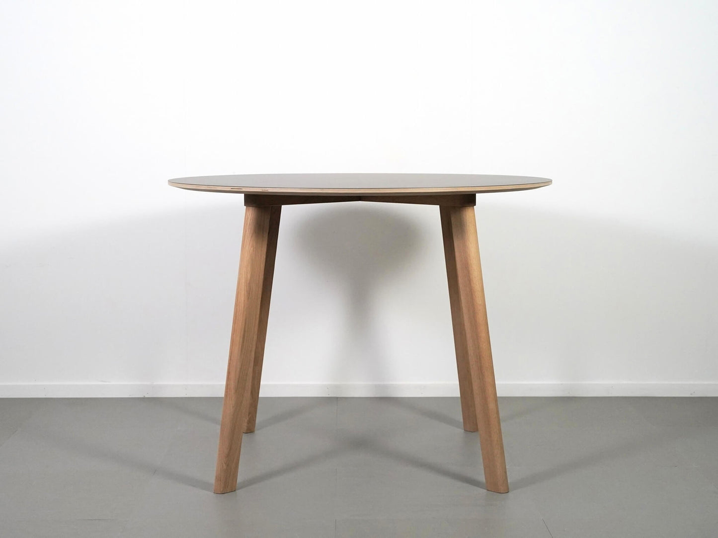 ロナン＆エルワン・ブルレックがデザインしたHAYのdeux220・丸テーブル・ブラック