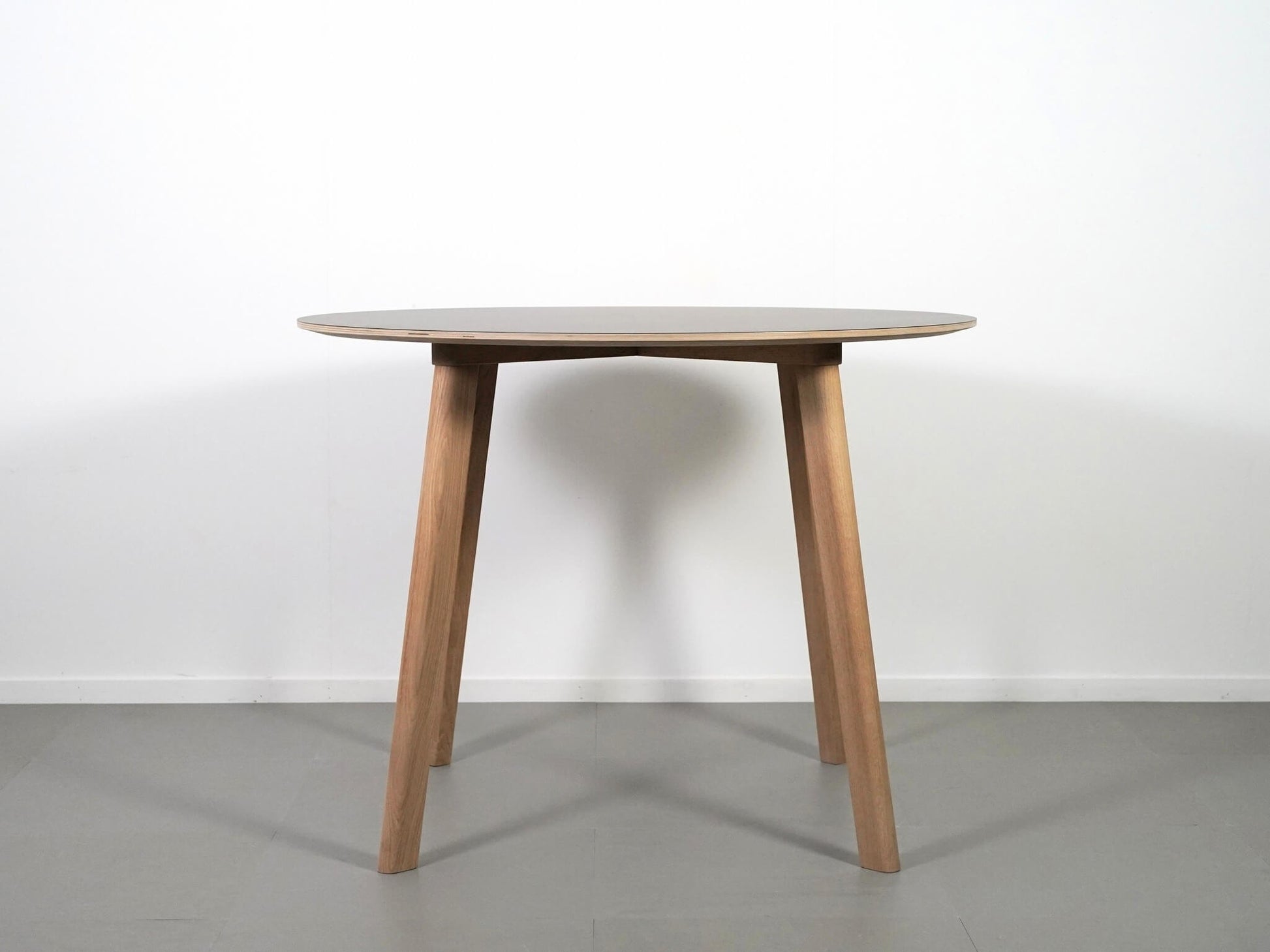 ロナン＆エルワン・ブルレックがデザインしたHAYのdeux220・丸テーブル・ブラック