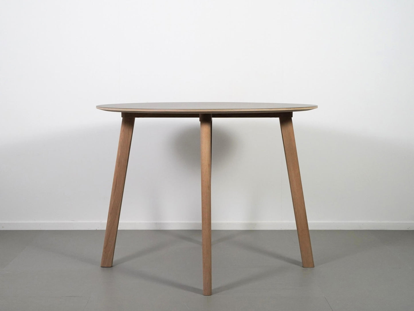 ロナン＆エルワン・ブルレックがデザインしたHAYのdeux220・丸テーブル・黒