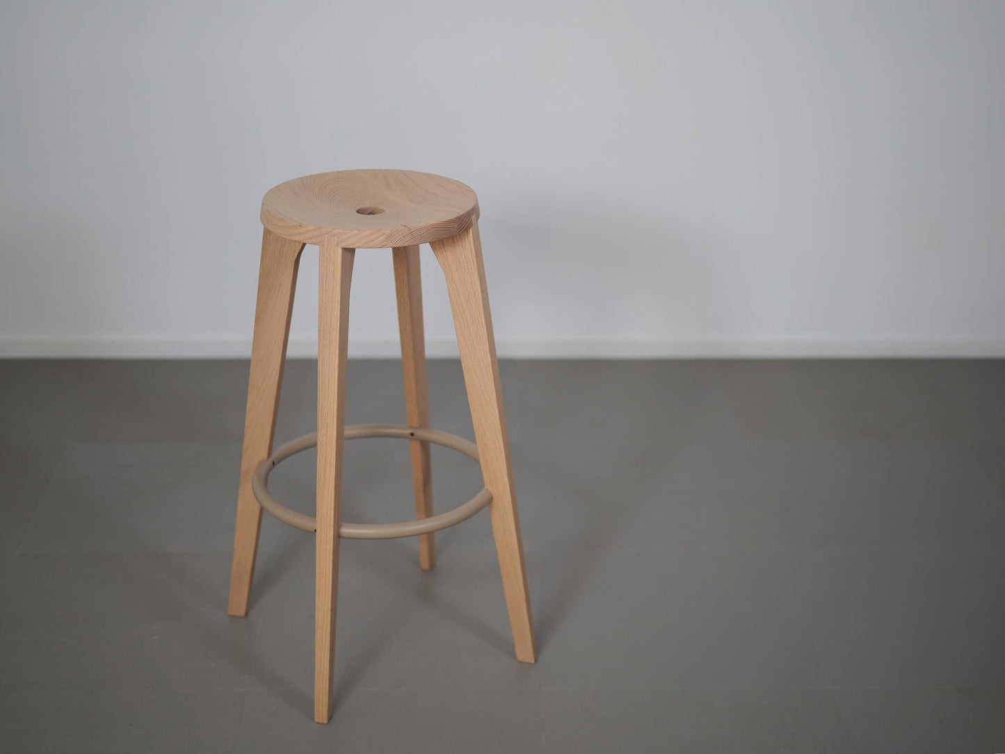 スタファン・ホルムがデザインしたARIAKEのダブテイルバースツール・オーク・ホワイト