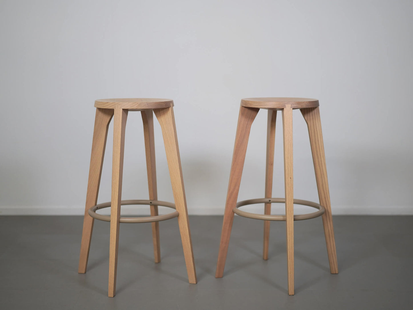 スタファン・ホルムがデザインしたARIAKEのダブテイルバースツール・オークホワイト
