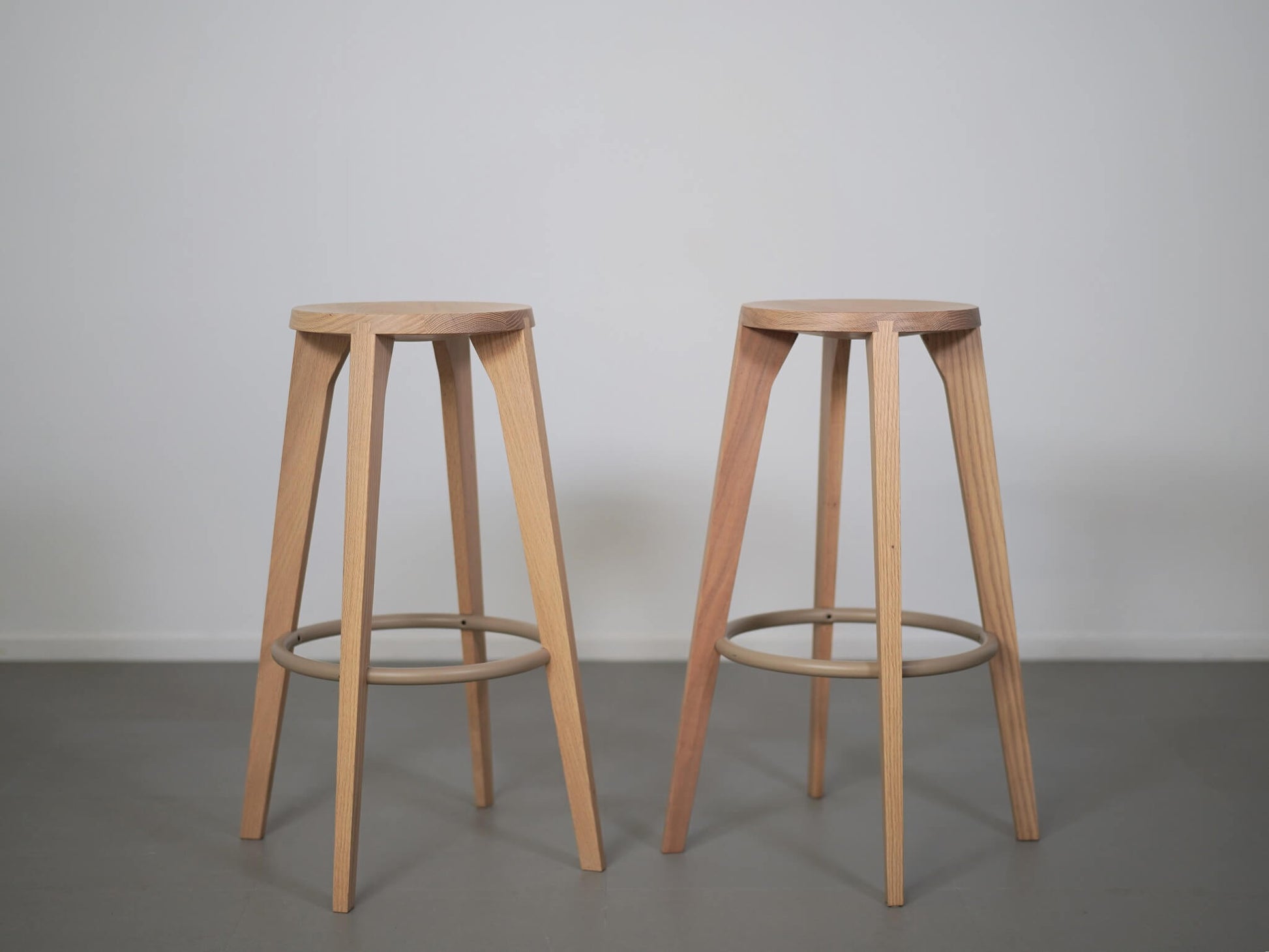 スタファン・ホルムがデザインしたARIAKEのダブテイルバースツール・オークホワイト