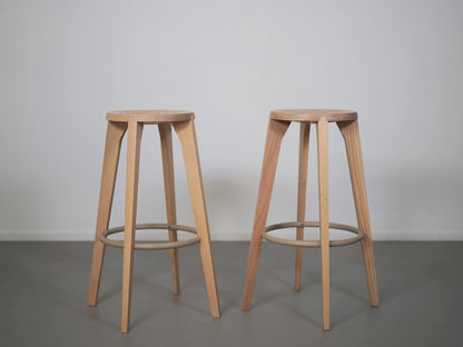 スタファン・ホルムがデザインしたARIAKEのダブテイルバースツール・オークホワイト