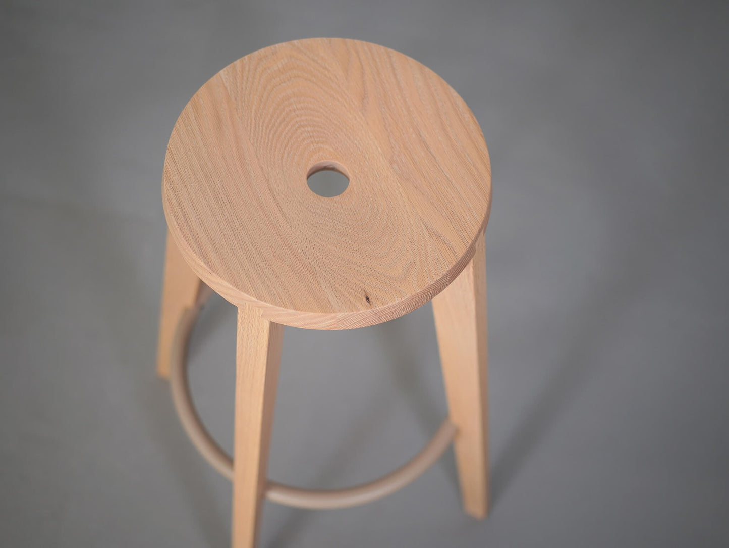スタファン・ホルムがデザインしたARIAKEのダブテイルバースツール・オークホワイト