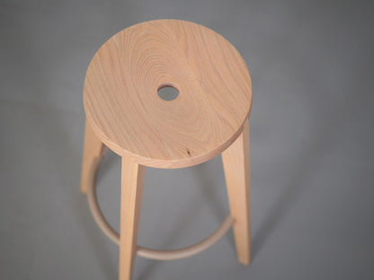 スタファン・ホルムがデザインしたARIAKEのダブテイルバースツール・オークホワイト