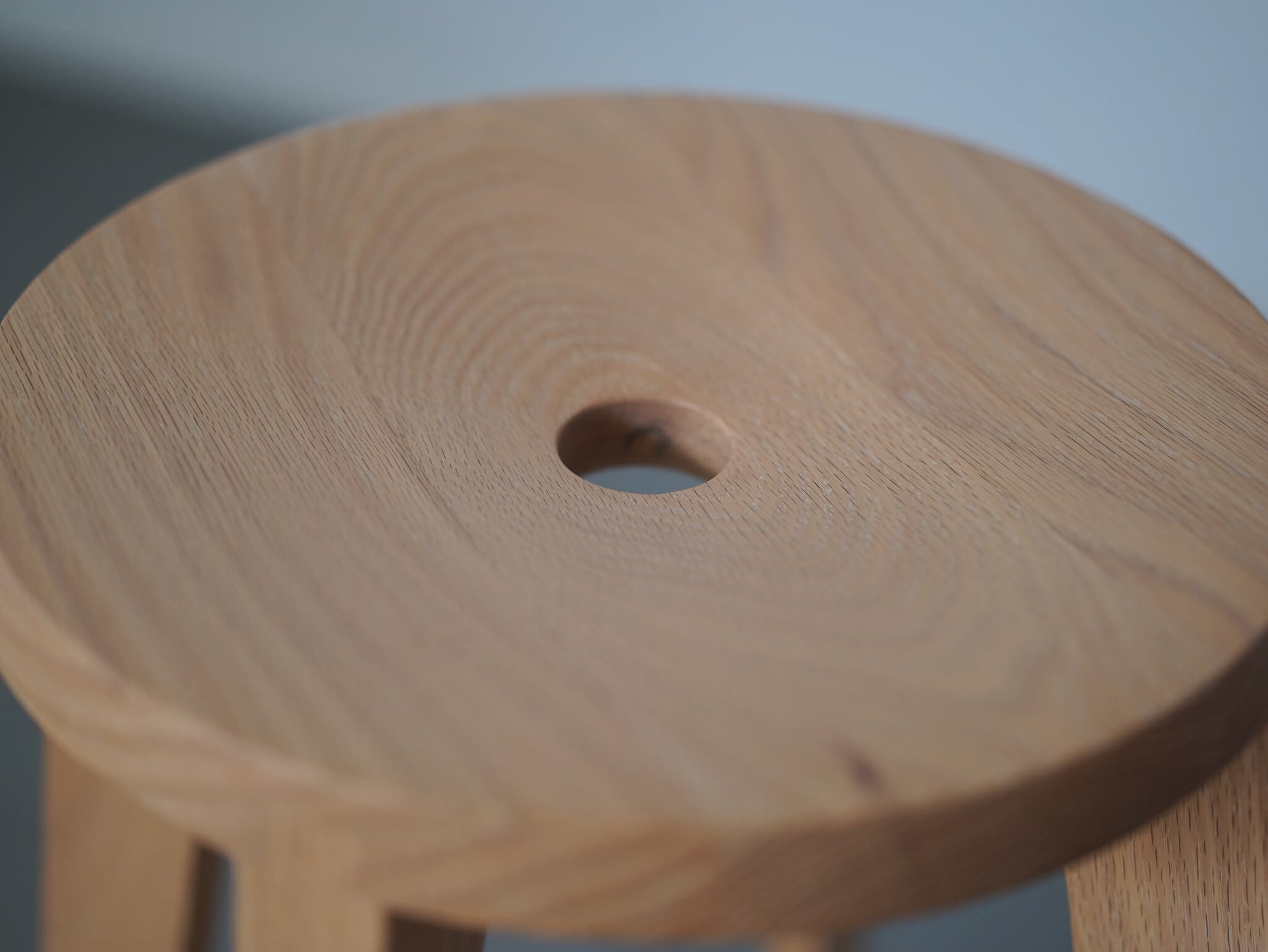 スタファン・ホルムがデザインしたARIAKEのダブテイルバースツール・オークホワイト