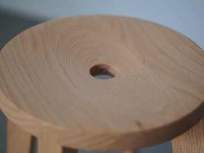 スタファン・ホルムがデザインしたARIAKEのダブテイルバースツール・オークホワイト