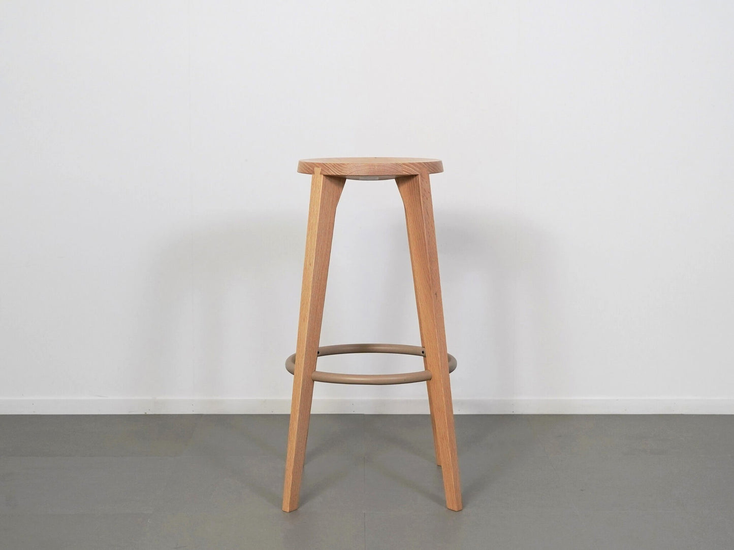 スタファン・ホルムがデザインしたARIAKEのダブテイルバースツール・オークホワイト