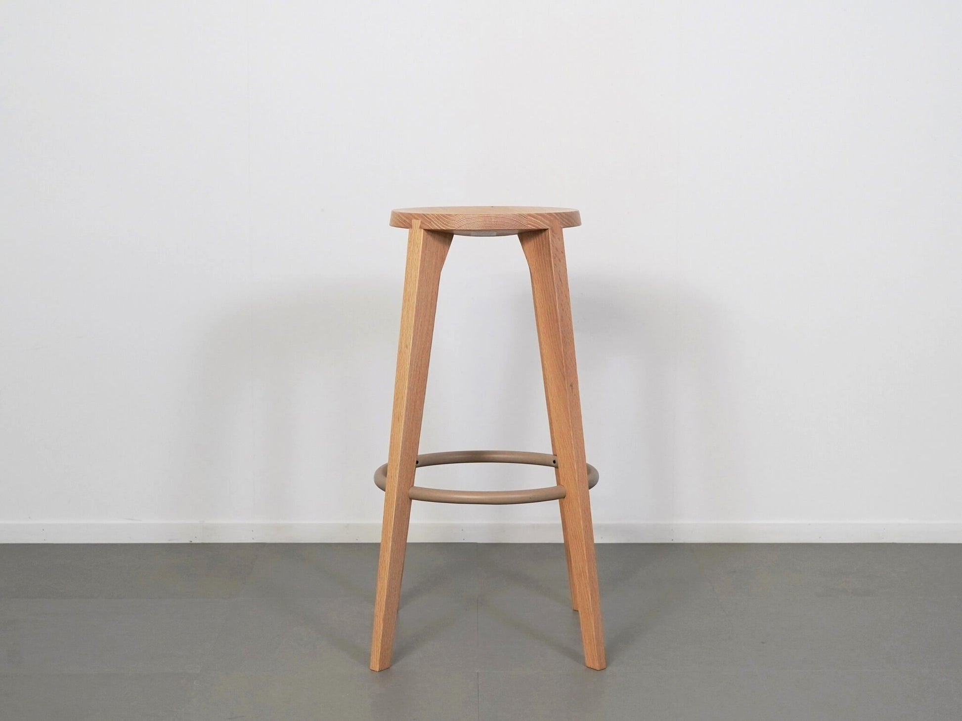 スタファン・ホルムがデザインしたARIAKEのダブテイルバースツール・オークホワイト