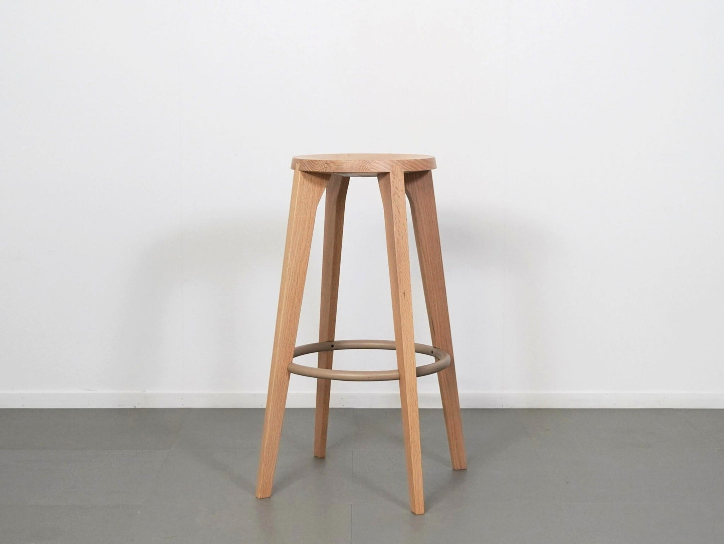 スタファン・ホルムがデザインしたARIAKEのダブテイルバースツール・オークホワイト
