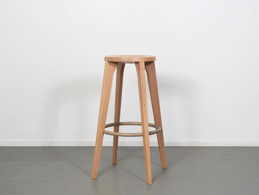 スタファン・ホルムがデザインしたARIAKEのダブテイルバースツール・オークホワイト