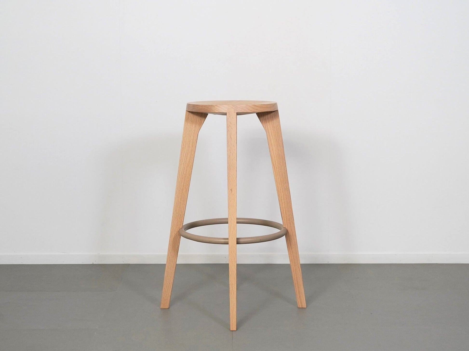 スタファン・ホルムがデザインしたARIAKEのダブテイルバースツール・オークホワイト