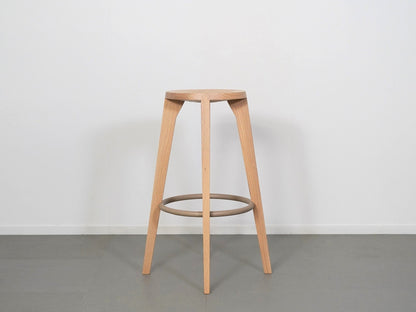 スタファン・ホルムがデザインしたARIAKEのダブテイルバースツール・オークホワイト