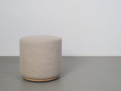 クリスチャン・ハースがデザインしたカリモクニュースタンダードのエレファント・プーフ・タスク