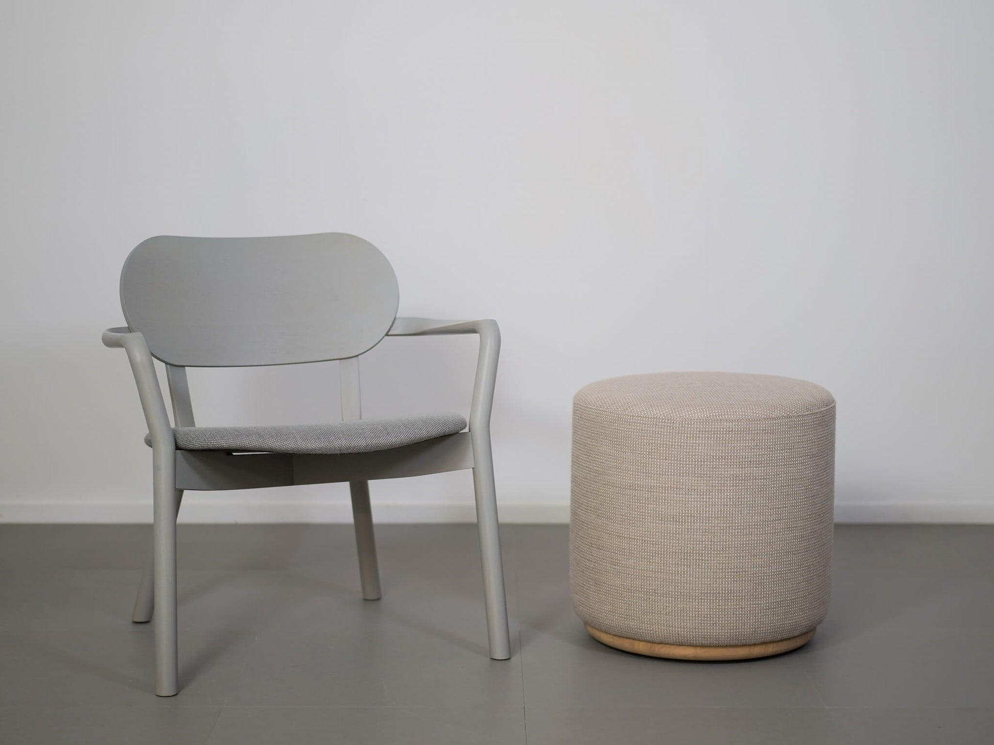 クリスチャン・ハースがデザインしたカリモクニュースタンダードのエレファント・プーフ・タスク