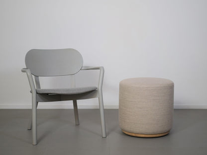 クリスチャン・ハースがデザインしたカリモクニュースタンダードのエレファント・プーフ・タスク