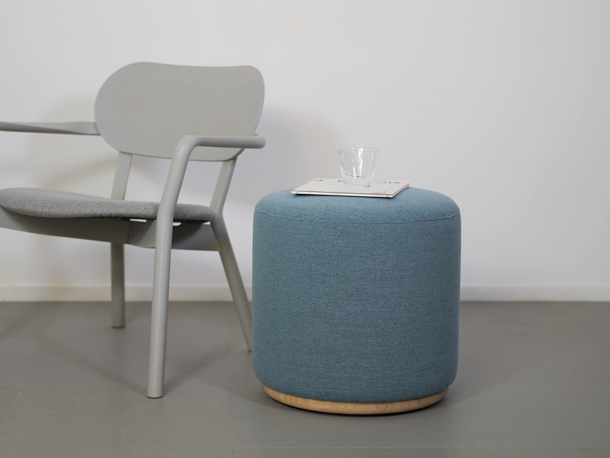 クリスチャン・ハースがデザインしたカリモクニュースタンダードのエレファント・プーフ・キャスター付きスツール